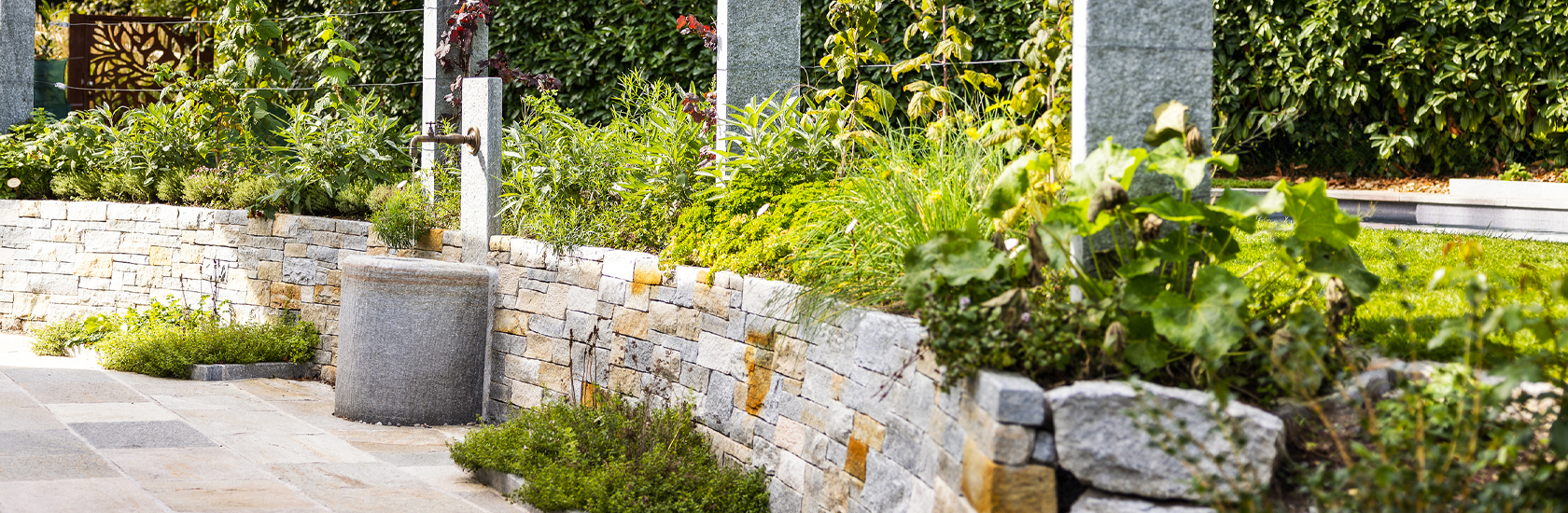 Amstutz Gartenbau AG, Natursteinbrunnen in Garten